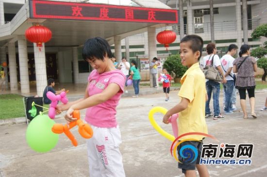 吃月饼玩气球