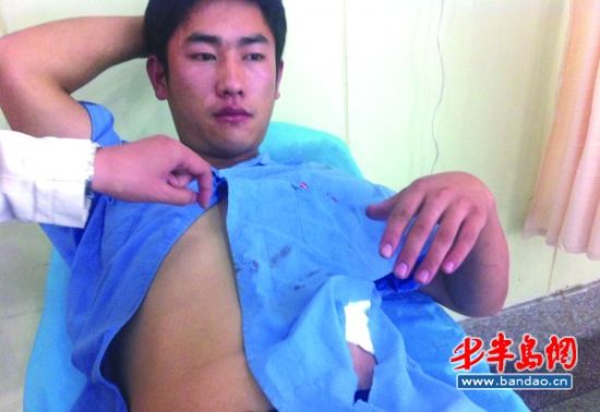 未按约定时间上门施工装暖气小伙被住户"切腹"