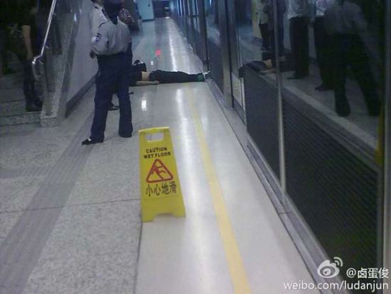 南京地铁一号线天隆寺站内一男子猝死