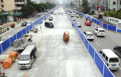 千斤顶后面推2米巨管地下跑