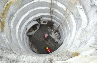 千斤顶后面推2米巨管地下跑