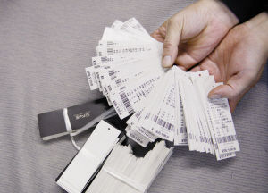 服装改标已成生意 1套只要2元多