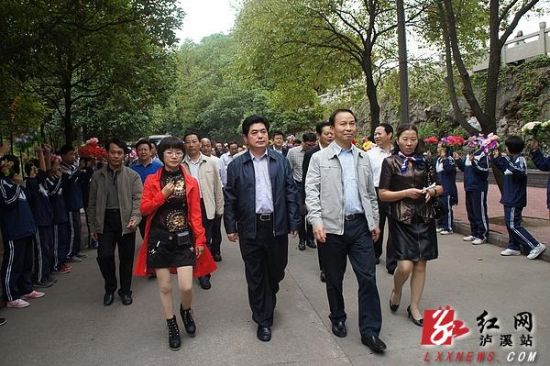 市长王群(右一)将帮扶资金200万元转交到泸溪县委副书记,县长向恒林