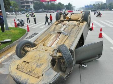 油门当刹车踩轿车“四脚朝天”