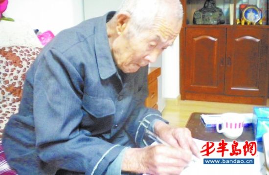102岁老翁说英语"杠杠滴"现场考英语得80分