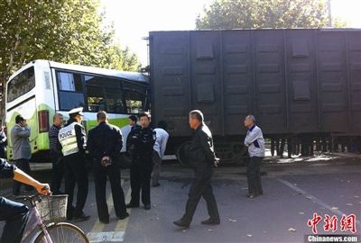 火车撞公交车15人受伤