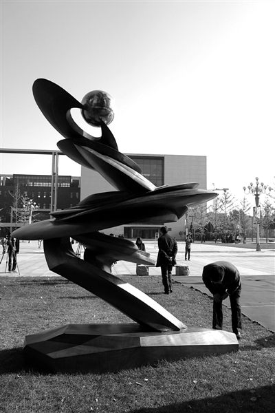 “北航星”纪念雕塑落户北航_新浪新闻