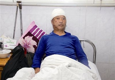 狗熊扑上来,老汉装死逃过一劫