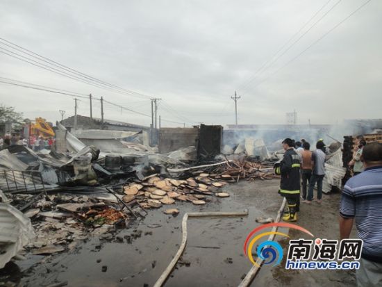 海口:木制品加工厂着火 过火面积300平米无伤