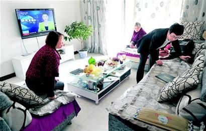 脚下装“弹簧”的余校长简单的租住屋里最大财富是几十麻袋书