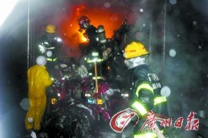 大货车大雨中自燃