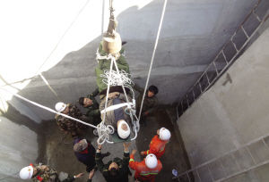 工人掉5米深坑吊车帮救出