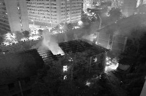 兰州塑料厂一宿舍楼突发大火