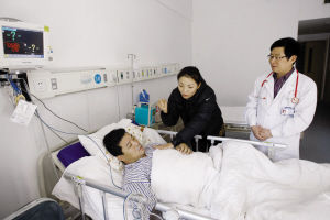 突发心梗 <em>妹</em>200多拳砸醒<em>哥</em>_新浪新闻