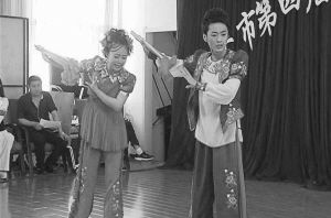 二人转《小村新风》参加四平市廉政文艺调演 王春光/摄