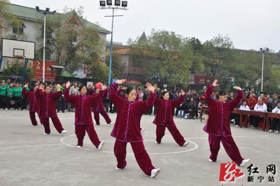 新宁举办农村中老年人太极拳、柔力球交流活动
