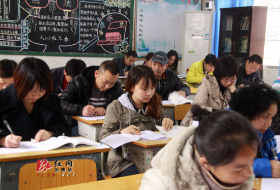 沅陵城区4700名干部职工参加普法考试