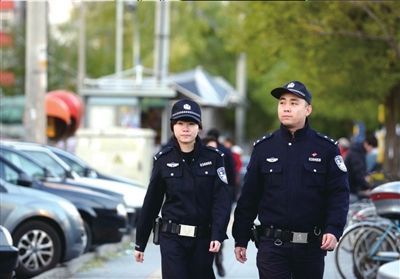 新入职的女民警跟着师傅一起巡逻.本报记者欧阳晓菲摄