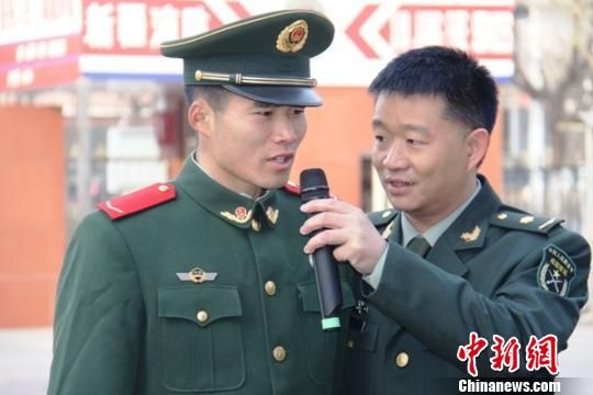 军营民谣开拓者小曾为新疆消防退伍老兵送行