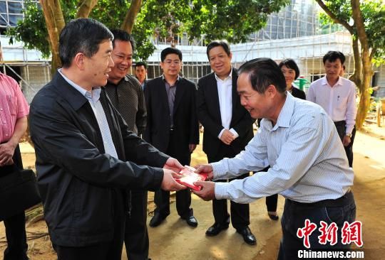 国侨办副主任任启亮慰问兴隆华侨农场敬老院老人
