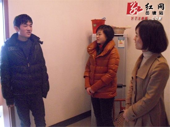 湘潭岳塘区领导慰问运河社区困难户