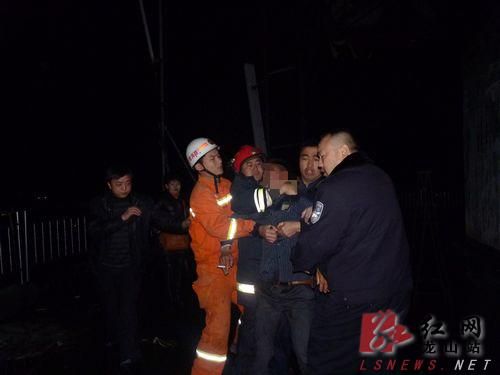 男子因债务及家庭纠纷深夜欲跳楼轻生获救