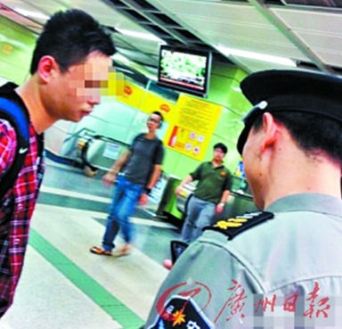 男子偷拍女性裙底被抓 警察取证照片自动删除