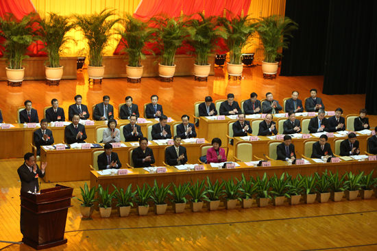 今日上午,东莞市会议大厦,主席台不摆鲜花,仅放了几盆绿色植物点缀.