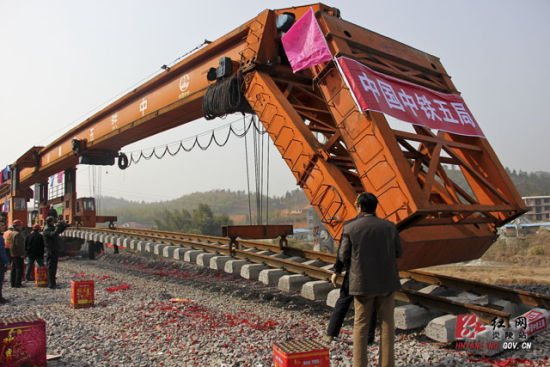 衡茶吉铁路完成湖南省炎陵县境内的铺架