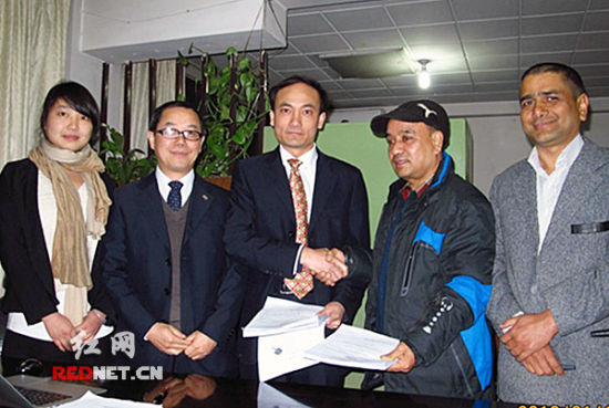 中南院与尼泊尔电力局签署太阳能路灯项目合同