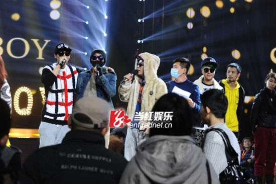 07快男重聚芒果春晚 俞灏明墨镜遮面现身彩排