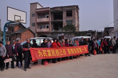 新圩镇三占塘村两年的建设扶贫工作要撤队了,村民们自发地举行欢送