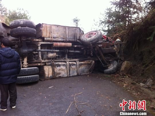 浙江天台一消防车返程遇险 驾驶员拼死救回6人