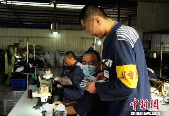 周郎(化名)在重庆永川监狱习艺车间指导其他服刑人员学习生产技术.