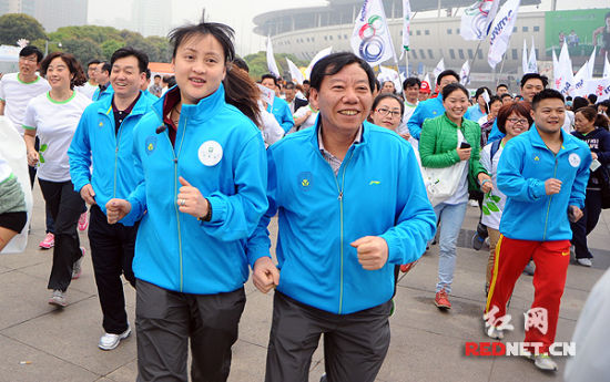 (奥运冠军杨霞,龙清泉(安利中国湖南分公司总监翟明翯致辞(起跑仪式