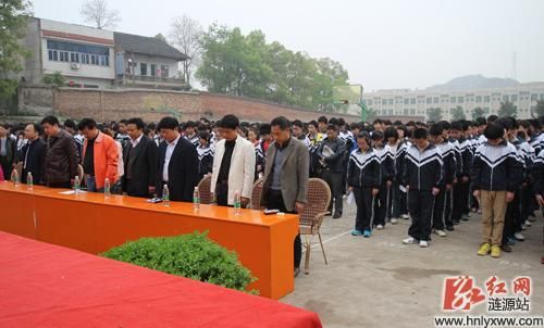 涟源一中学子冒雨祭英魂