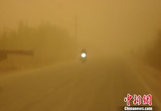 新疆兵团二师团场遭沙尘暴袭击 使人呼吸艰难