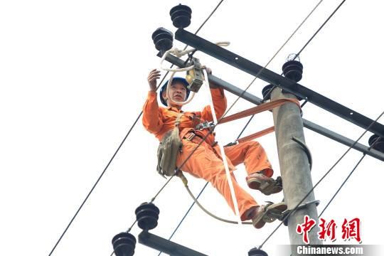 广西融安遭遇极端天气 狂风暴雨袭击七千人受