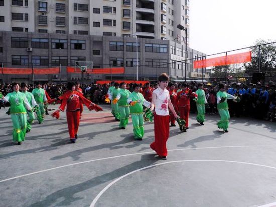 三十头社区举行舞动春风群众广场健身舞比赛