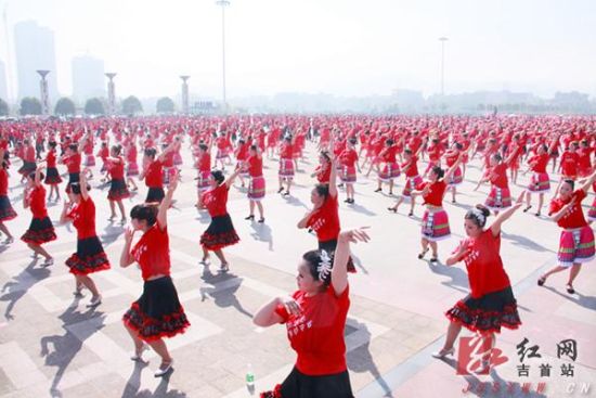 吉首第二届群众广场舞大赛开幕 千人齐舞吉首