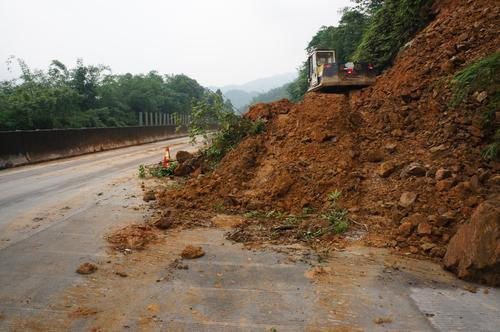 暴雨突降清连高速发生塌方塞车近1小时