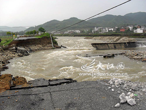 芦溪县出现持续大暴雨天气 百米旅游公路被山洪冲毁