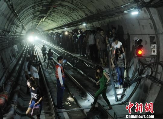 成都地铁2号线西延线开展供电故障应急救援演