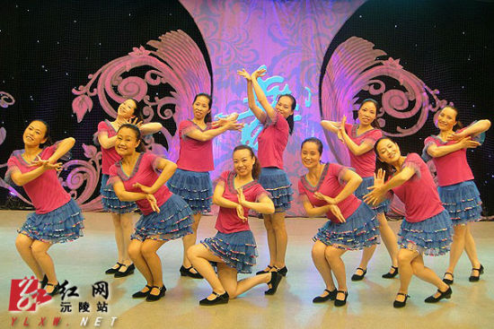 沅陵紫玫瑰广场舞健身队在北京演出获好评