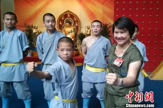 华裔青年河南学习少林功夫