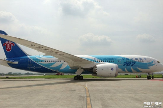 中国首架波音787抵达广州加盟南航 或增加经济舱比重