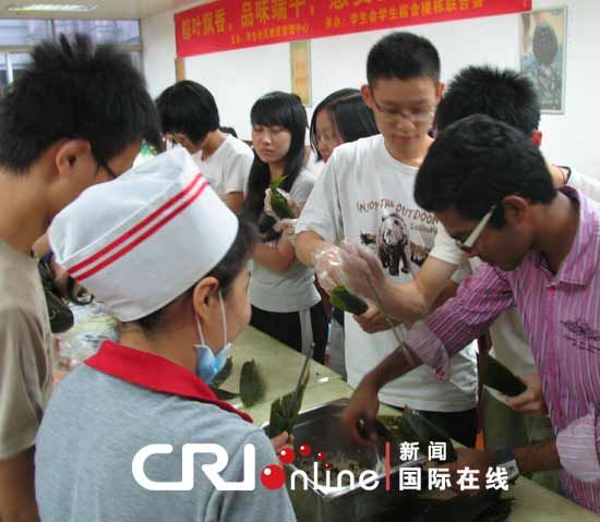 暨南大学中外学生学包粽子迎端午图片
