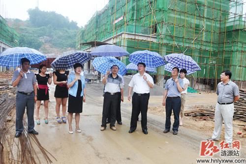 市委副书记,市长谢学龙(右五),市委常委,常务副市长吕余庚(左一)的