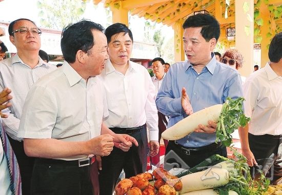 14日,省委书记秦光荣来到昆明市官渡区,嵩明县和曲靖市马龙县,走向