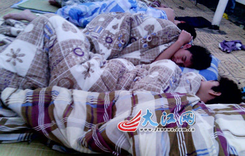 南昌天气进入烘烤模式 江西农大学子楼顶打地